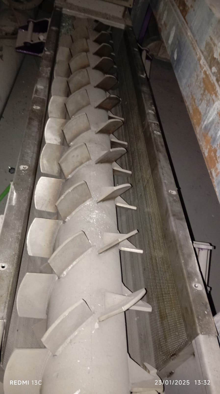 Screw conveyor assembly